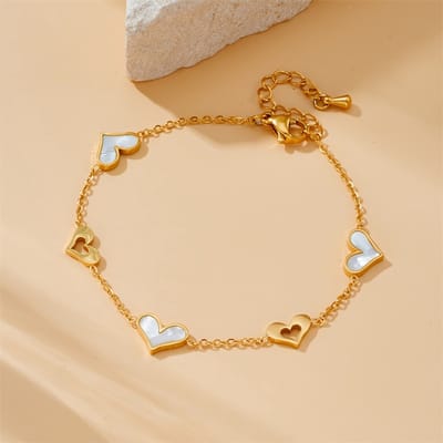 Sjika - Dames Armband Goudkleur – Elegante Hartjes Armband met Parelmoer – Verstelbaar Cadeau Sieraad
