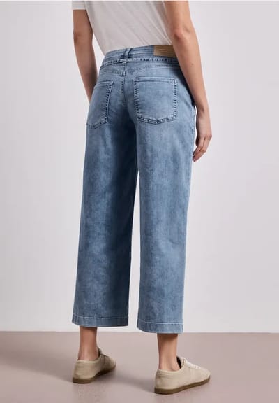 Mid Waist Wide Legs jeans in Loose Fit