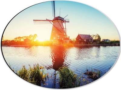 WallClassics - Dibond Ovaal - Zonlicht langs Hollandse Molen aan het Water - 40x30 cm Foto op Ovaal (Met Ophangsysteem)