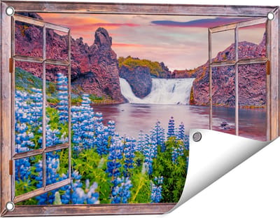 Gards Tuinposter Doorkijk Waterval met Blauwe Lupine Bloemen - 60x40 cm - Tuindoek - Tuindecoratie - Wanddecoratie buiten - Tuinschilderij