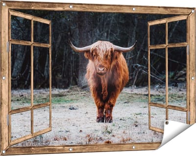 Gards Tuinposter Doorkijk Schotse Hooglander bij het Bos - 120x80 cm - Tuindoek - Tuindecoratie - Wanddecoratie buiten - Tuinschilderij