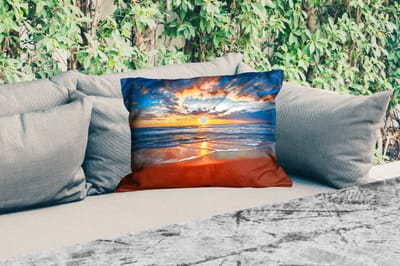 Buitenkussens - Tuin - Zee - Zonsondergang - Strand - Wolken - Oranje - 50x30 cm