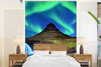 Behang - Fotobehang Noorderlicht - Sterrenhemel - IJsland - Berg - Groen - Waterval - Meer - Breedte 175 cm x hoogte 240 cm