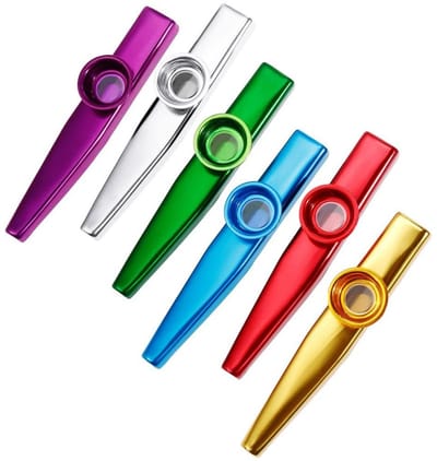 EXCITAT Kazoo Muziekinstrumenten - Kleurrijke Kazoo's - Metalen Kazoo's - Neusfluit - Geschikt voor Kinderen, Volwassenen en Muziekbeginners - Geschikt als Kinderfeestgunsten - 6 stuks
