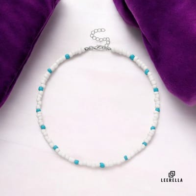 Leerella Choker Multikralen Witblauw 30+10 cm - Kralenketting Dames - Verstelbare Kralenketting - Trendy & Stijlvolle Halsketting - Perfect Cadeau voor Elke Gelegenheid
