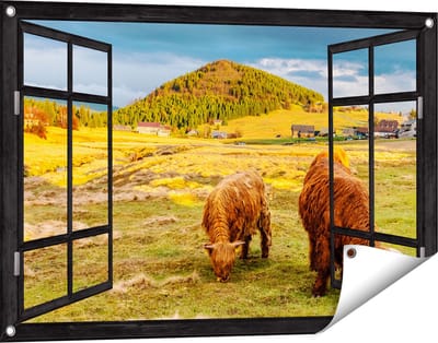 Gards Tuinposter Doorkijk Twee Schotse Hooglanders bij een Dorp - 90x60 cm - Tuindoek - Tuindecoratie - Wanddecoratie buiten - Tuinschilderij