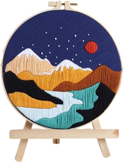 Untamed - PREMIUM Borduurset Volwassenen – Borduren voor beginners – Borduurpakket Compleet – Creatieve hobby – Ontspanning – DIY pakket – Handwerk – Inclusief accessoires – Houten borduurring – Bergen – Maan – Desert Horizon