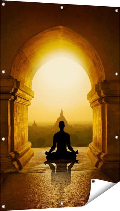 Gards Tuinposter Man Doet Yoga in een Boeddha Tempel - 80x120 cm - Tuindoek - Tuindecoratie - Wanddecoratie buiten - Tuinschilderij