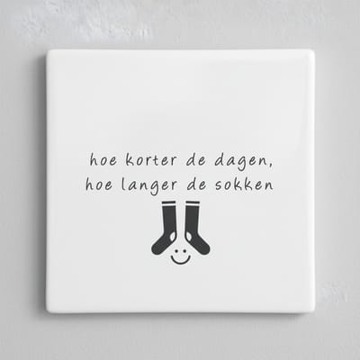 Grappige Tekst Keramische Tegel 15×15 cm – “Hoe Korter de Dagen, Hoe Langer de Sokken” – Minimalistische Woondecoratie Cadeau