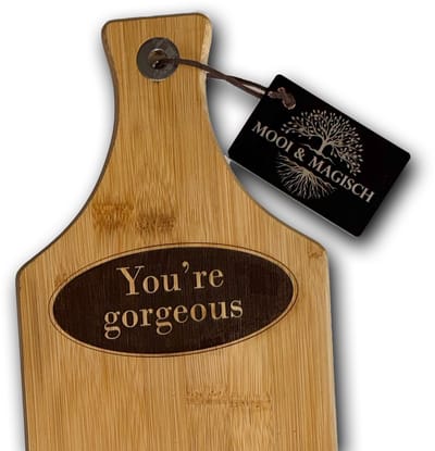 CadeauTIP! Serveerplank - You're Gorgeous | gegraveerde borrelplank | 60x17cm | Plank met handvat | Mooi&Magisch