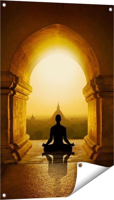 Gards Tuinposter Man Doet Yoga in een Boeddha Tempel - 60x90 cm - Tuindoek - Tuindecoratie - Wanddecoratie buiten - Tuinschilderij