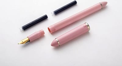 Sailor Fude-De-Mannen Script Kalligrafie Pen Roze, Nib Angle 40 °C Degrees + een Converter met een Roze Draaiknop.