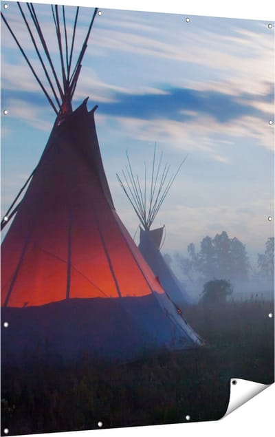 Gards Tuinposter Indianen Tipi in de Nacht tijdens de Mist - 120x160 cm - Tuindoek - Tuindecoratie - Wanddecoratie buiten - Tuinschilderij