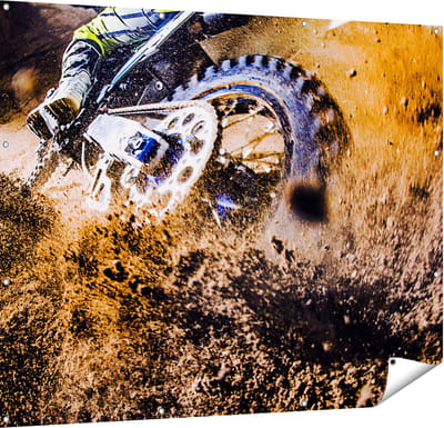 Gards Tuinposter Motorcross Wiel met Modder - 150x120 cm - Tuindoek - Tuindecoratie - Wanddecoratie buiten - Tuinschilderij