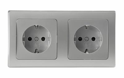 Geaard Dubbel Inbouwstopcontact met Verhoogde Aanraakbescherming en Frame - Zilver/Grijs