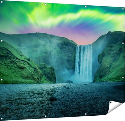 Gards Tuinposter Waterval met het Groene Noorderlicht - 150x120 cm - Tuindoek - Tuindecoratie - Wanddecoratie buiten - Tuinschilderij