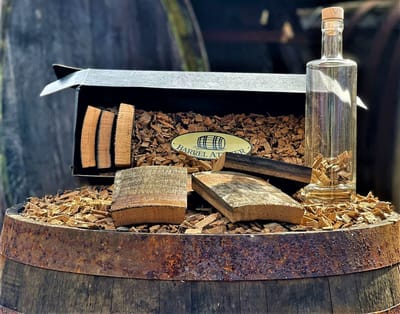 The Barrel BBQ Bottle (Box) / Cadeauverpakking /  Limited Edition / Houtsnippers / Whisky Chunks / Sinterklaas / Kerst / Barbecue / Rookhout