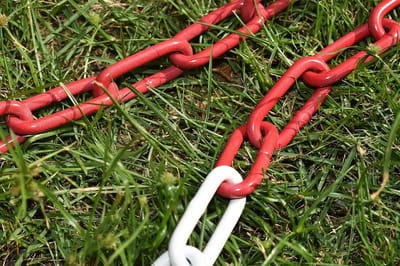 Metalen Afzetketting Rood/Wit Gegalvaniseerd Staal 20 Meter Inclusief Karabijnhaken