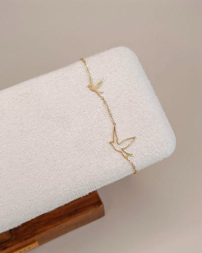 Ava & Imber | Ava Vogel Armband Goud | 18k PVD Gecoat Stainless Steel Goud (RVS) | Subtiele Damesarmband met Vogeltjes in Cadeaudoosje