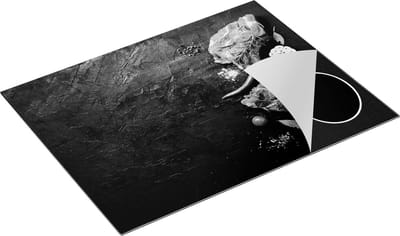 Chefcare Inductie Beschermer Rood Vlees met Groentes op een Marmeren Plaat - Zwart Wit - 77x59 cm - Afdekplaat Inductie - Kookplaat Beschermer - Inductie Mat