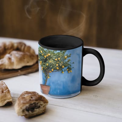 Magische Mok - Foto op Warmte Mokken - Koffiemok - Citroenbomen - Geel - Deur - Potten - Magic Mok - Beker - 350 ML - Theemok