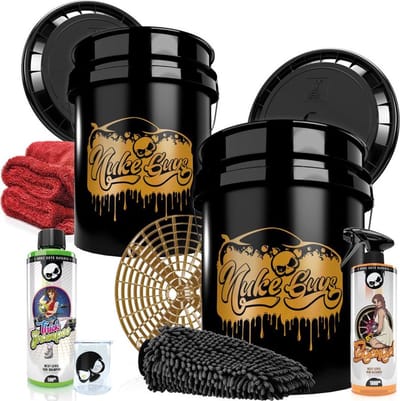 Nuke Guys Wasset met twee 5 gallon (19 ltr) Gold emmers met deksel, Grit Guard Grit Gold , Washmitt, Gamma Droogdoek 50X80 1400 gsm, Velgenreiniger 1000 ml, Shampoo 500ML en maatbeker 150 ml TWV € 115,-