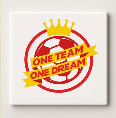 One Team One Dream Keramische Tegel 15x15 cm – Motiverend Voetbal Ontwerp met Kroon – Sportieve Wanddecoratie & Perfect Cadeau voor Voetbalfans