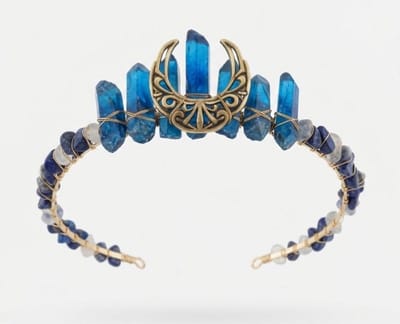 Blauw kristallen tiara met goudkleurige maan hanger – diadeem voor dames – fantasy hoofdband met edelsteen look en maanmotief – geschikt voor festivals, feesten en fotoshoots