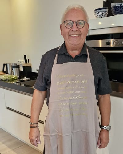 Keukenschort schort grijs met grappige tekst bedrukt cadeau vriend vriendin vrienden vriendschap opa mama papa opa en oma vrouwen dames mannen heren anders dan tekstbord verjaardag man vrouw verjaardagverjaardagscadeau