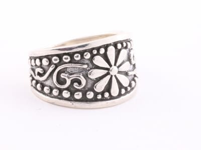 Bewerkte zilveren ring met bloemgravering - maat 16
