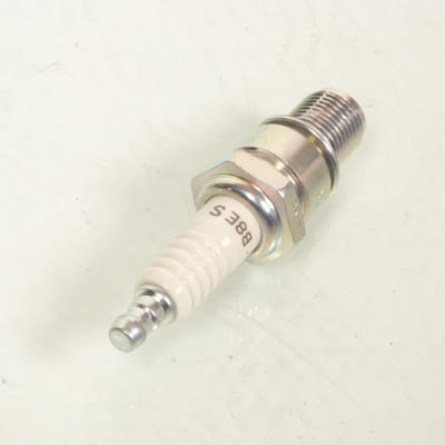 Bougie d'allumage NGK B8ES / 3683 pour moto Aprilia 50 RS R EXTREMA 1993 à 1994