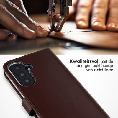 Selencia Hoesje - Geschikt voor Samsung Galaxy A57 (5G) - Echt Lederen Bookcase - Donkerbruin