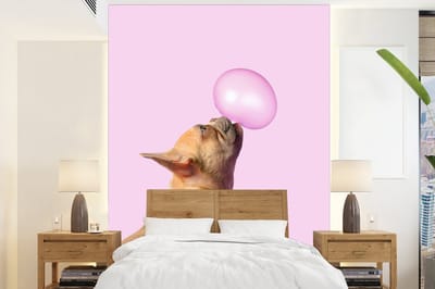 Behang - Fotobehang - Hond - Dieren - Kauwgom - Roze - 165x220 cm - Foto behang - Dieren behang