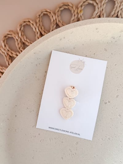 Haarspeldje Knitted Hearts - Crème - Alligator Haarspeldje - Haarspeldjes voor Meisjes - Haaraccessoires voor Kinderen - Handgemaakt - Hartjes