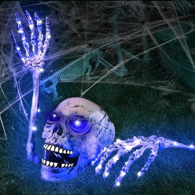 Dailygoods- Skeletdecoratie Realistisch - Lichtgevende Doodskop - 2 Schedelhanden - Spinnenweb - Halloween Decoratie - Griezelige Sfeer - Halloweendecoratie