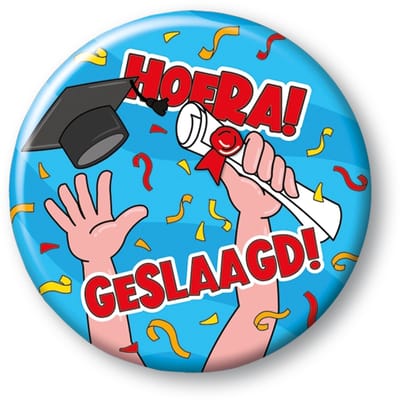 BTH – Hoera Geslaagd Button – Blauw-rood-geel – Afstuderen – Geslaagd Accessoire – Graduation Party Badge