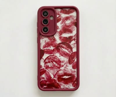 Bordeaux rood telefoon hoesje – geschikt voor Samsung Galaxy S25– backcover voor dames – lippen print design – stevige kunststof bumper – transparante achterkant met print