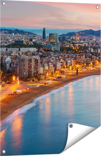 Gards Tuinposter Barcelona Strand met Stad bij Zonsondergang - 60x80 cm - Tuindoek - Tuindecoratie - Wanddecoratie buiten - Tuinschilderij