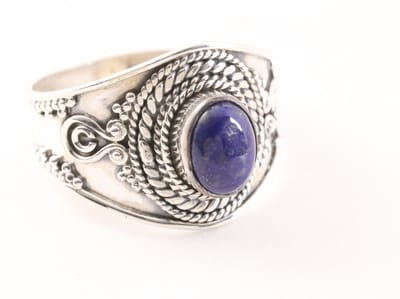Bewerkte zilveren ring met lapis lazuli - maat 17.5