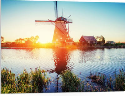 WallClassics - PVC Schuimplaat- Zonlicht langs Hollandse Molen aan het Water - 80x60 cm Foto op PVC Schuimplaat