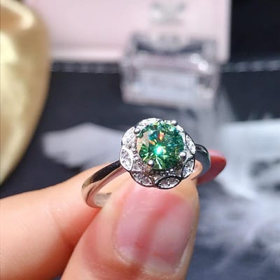 Trendy ring voor dames in bloemvorm met groene zirkonia steentjes, perfect voor een feestje of als kristallen sieraad. Verstelbare maat, ideaal cadeau voor vrouwen. resizable gray