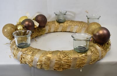 ZoeZo Design - Krans - natuurlijke materialen - riet - Ø 40 cm - ligkrans - kerstkrans - tafelkrans - met 4 waxinelichtjeshouders - bordeaux - goud - kerststukje