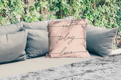 Buitenkussen Weerbestendig - Tekst - Quotes - Eat play love - Eten - 50x50 cm