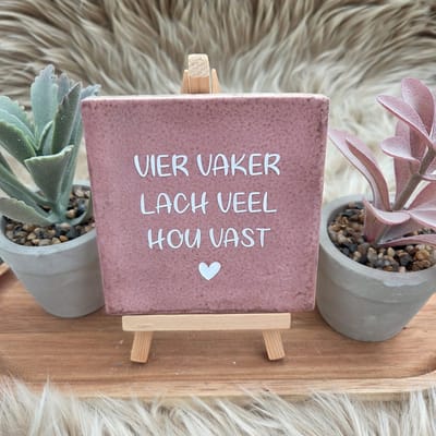 Robuust Wenstegeltje "Vier vaker lach veel" – Hip trendy tegeltje – Cadeau voor Nieuwe Woning, Housewarming of Gezinscadeau – Sfeervol en Persoonlijk - Vriend(in) - Zomaar – Trendy nu – Decoratief Tegeltje met Standaard – Cadeau Idee
