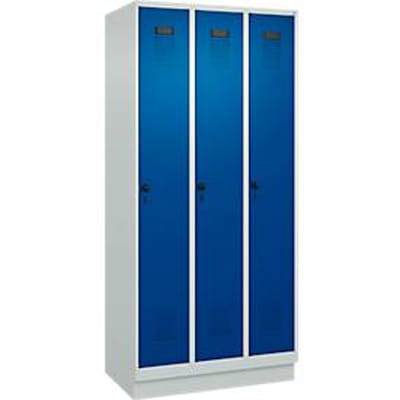C+P Evolo Plus garderobekast, 3 vakken, 300 mm vakbreedte, met sokkel, rechts scharnier, soft-close, inbraakwerend, B 900 x D 500 x H 1950 mm, veiligheids espagnoletslot, lichtgrijs RAL 7035/enziaans blauw RAL 5010