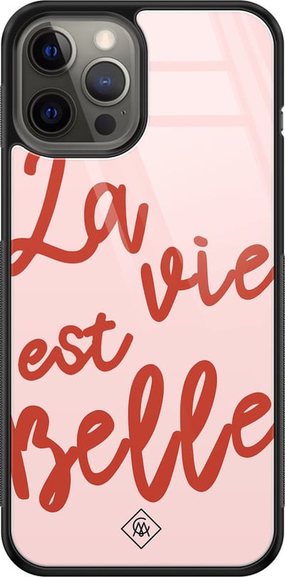 Casimoda® hoesje - Geschikt voor iPhone 12 Pro Max - La Vie Est Belle - Luxe Hard Case Zwart - Backcover telefoonhoesje - Roze