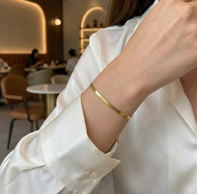 Lundholm Luxe Armband Dames Platte Slang Armband Goudkleurig – Dames Sieraad Goud 18cm – Premium Stainless Steel Gold Plated – Vrouwen Cadeautjes Tip