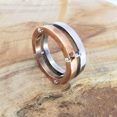 - TOP - DESIGN - HEREN - STATEMENT - RING - RVS -SCHROEF - ZILVERKLEURIG MET ROSÉKLEURIG - MAAT 21.5