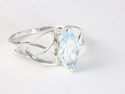 Opengewerkte hoogglans zilveren ring met blauwe topaas - maat 16.5