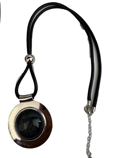 Petra's Sieradenwereld - Lange ketting imitatieleer met een mooie grote hanger met grijs kattenoog (1137)